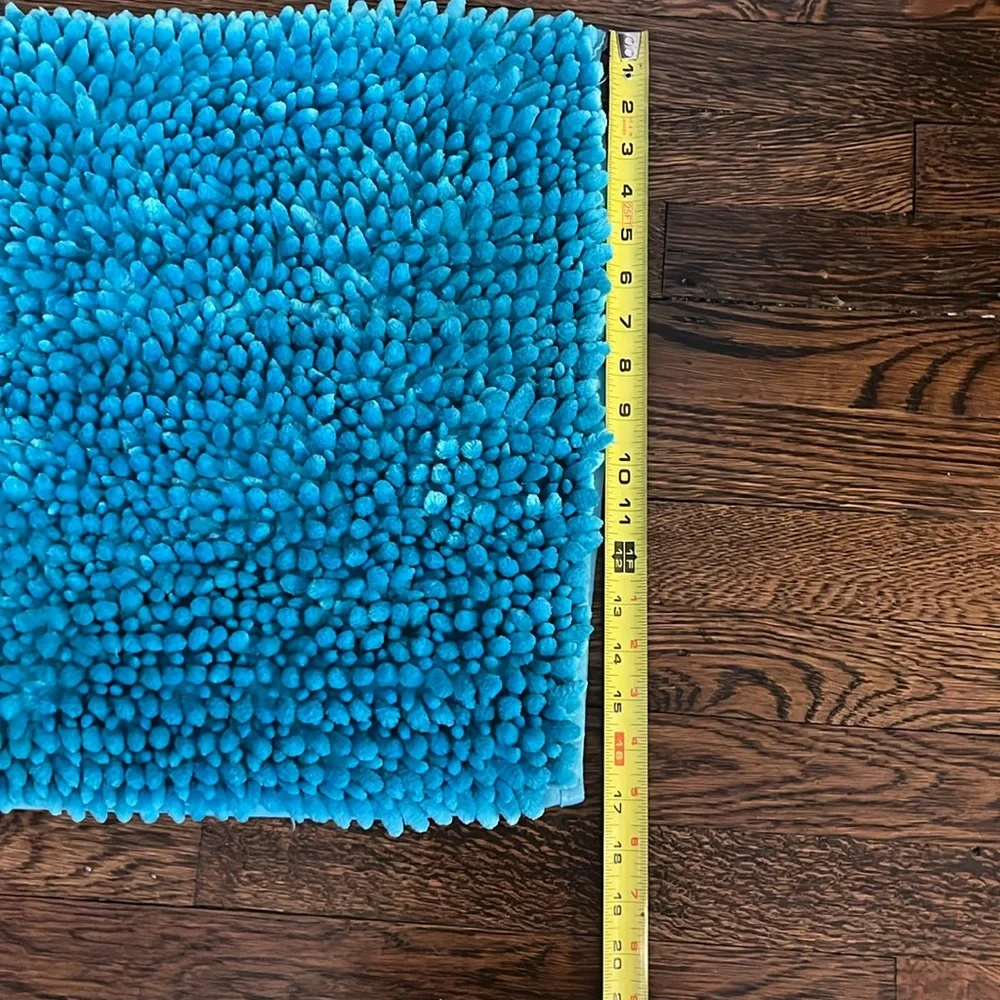 Soft and comfy turquoise bathmat